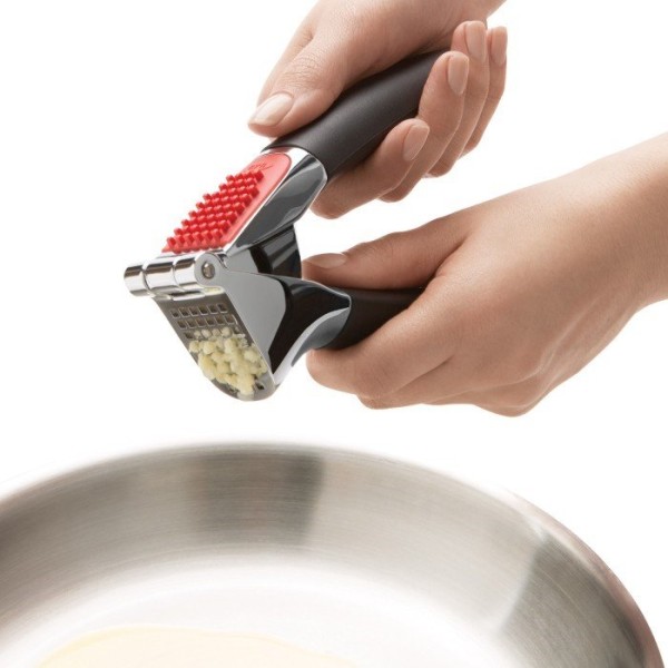 Praska do czosnku OXO Good Grips (czarna)