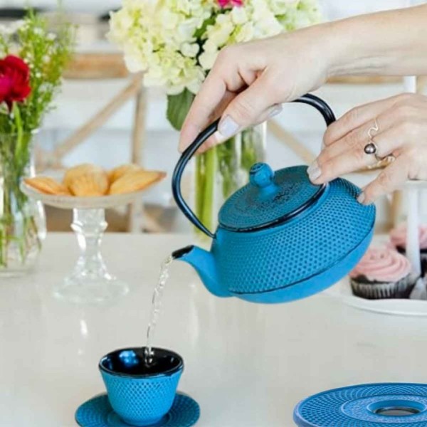 ЧАВУННИЙ СИНІЙ ГЛЕЧИК 900 МЛ З ФІЛЬТРОМ ТА ПОДАРУНКОВИМИ ЧАШКАМИ