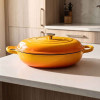 EMALIOWANY GARNEK ŻELIWNY PŁASKI 30cm 3L HAGE MUSZTARDOWY
