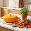 EMALIOWANY GARNEK ŻELIWNY PŁASKI 30cm 3L HAGE MUSZTARDOWY